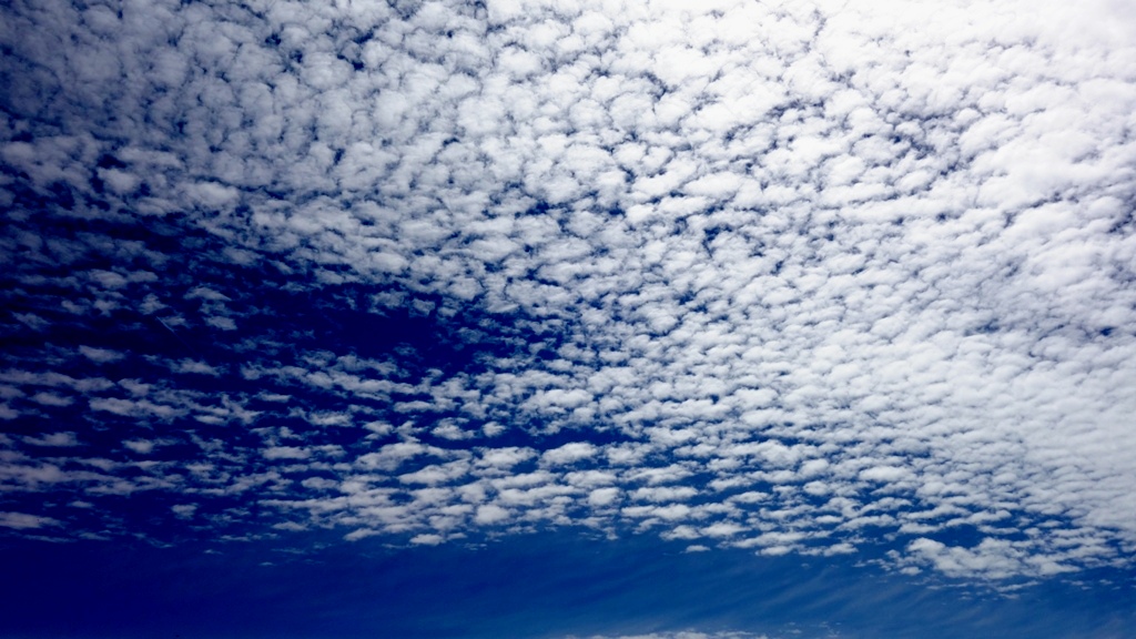 Köhlgarten-Wolken am Sommerhimmel